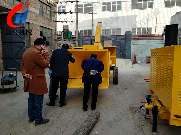 上海客戶(hù)大型樹(shù)枝粉碎機(jī)試機(jī)簽單