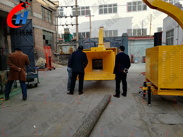 上?？蛻?hù)大型樹(shù)枝粉碎機(jī)試機(jī)簽單