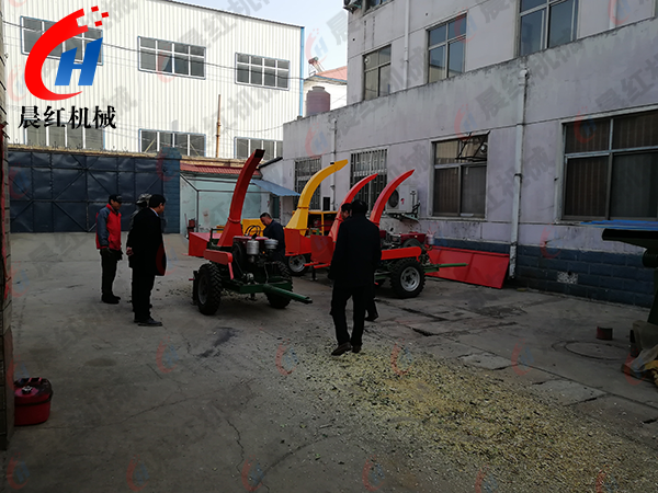 陜西客戶來廠購買小樹枝粉碎機