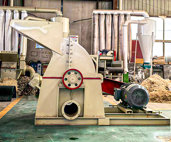 晨紅機械鋸末機專治家具廠邊角料堆積問題產(chǎn)出均勻優(yōu)質(zhì)木屑